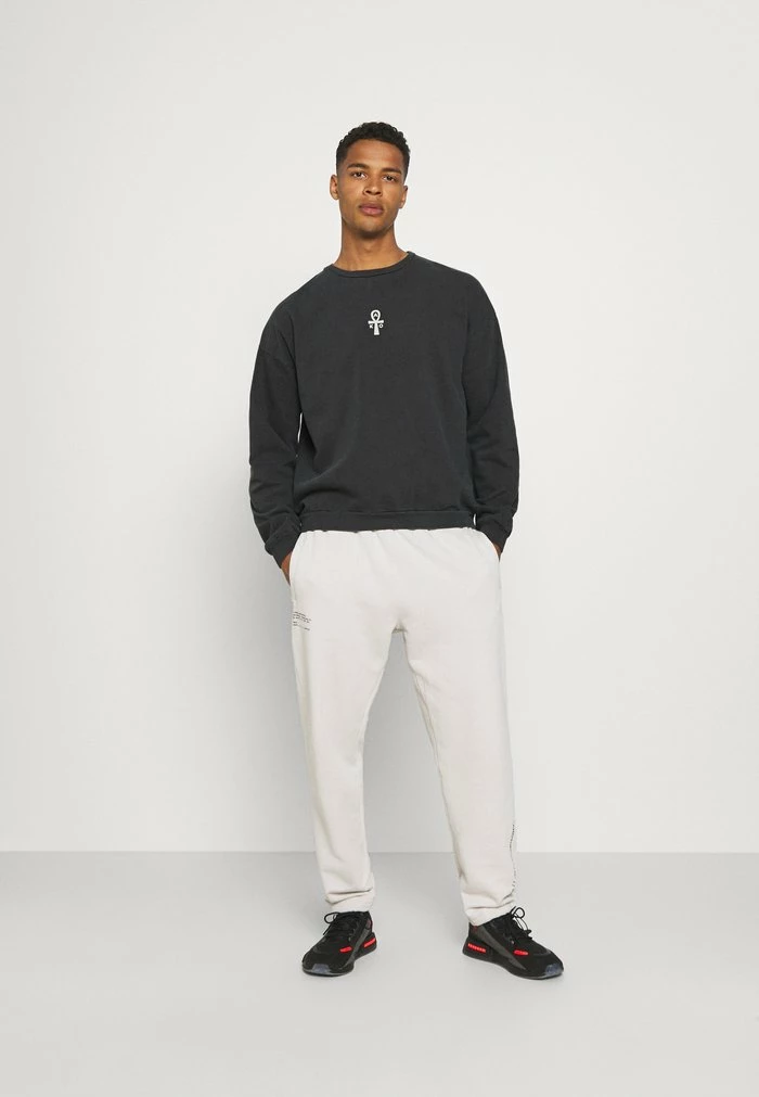 CREW PYRAMID - Sweatshirt - black wash Kaotiko CREW PYRAMID - Sweatshirt - Black Wash -Kaotiko Shop 0fdddcf814d04855a78847cce757de71